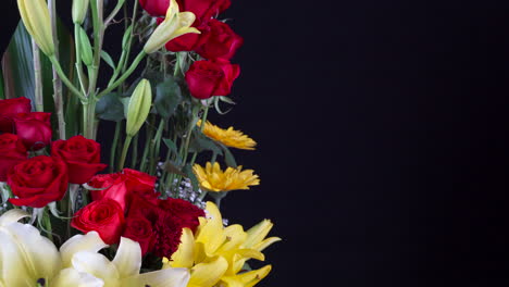Blumenarrangement-Drehen-Und-Schieberegler-Schwenken-Schwarzen-Hintergrund