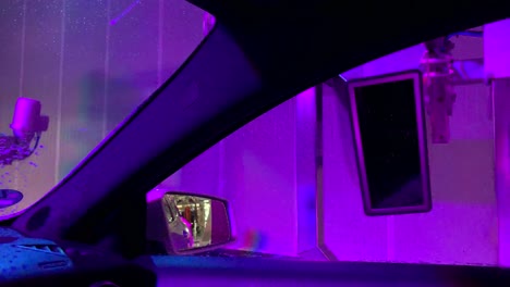 Automatischer-Tunnel-Autowaschtrockner,-Der-Das-Auto-Nach-Dem-Waschen-In-Einer-Farbenfrohen-Futuristischen-Waschhalle-Trocknet