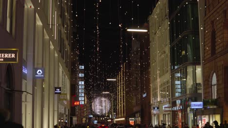 Luces-Navideñas-Y-Multitudes-En-Una-Calle-De-Hamburgo-Cerca-De-Un-Mercado-Navideño-En-Diciembre-De-2019