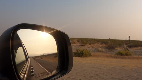Beobachten-Des-Sonnenuntergangs-Und-Der-Wüstenlandschaft-Durch-Den-Seitenspiegel-Eines-Autos