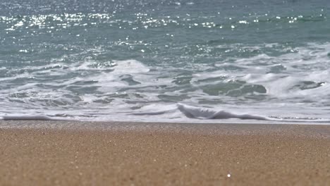 Zeitlupenwellen,-Weiß-Mit-Schaum,-Bedecken-Den-Nassen-Sand-Des-Strandes