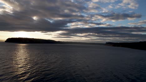 Amplio-Panorama-Aéreo-De-Barrido-Del-Amanecer-Sobre-Point-Defiance-Y-Puget-Sound-Washington