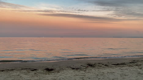 Panoramablick-Auf-Das-Ruhige-Meer-Vom-Strand-Bei-Sonnenuntergang-In-Gdynia,-Polen