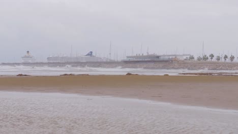 Una-Vista-De-Dos-Grandes-Cruceros-Con-Playa-En-El-Puerto-De-Barcelona-En-Cataluña,-España