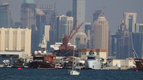 Der-Hafen-Von-Doha-Liegt-Zentral-In-Doha-Und-Grenzt-An-Einige-Der-Beliebtesten-Touristenziele-Des-Landes,-Wie-Die-Corniche-Von-Doha-Und-Den-Souq-Waqif