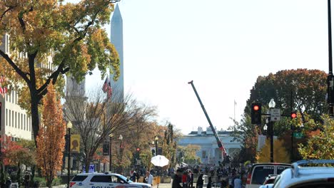 Demonstranten-Versammeln-Sich-Vor-Der-Statue-Von-Andrew-Jackson-Auf-Dem-Lafayette-Square-In-Der-Nähe-Des-Weißen-Hauses-In-Washington-D