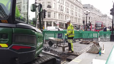 Trabajo-De-Ampliación-De-Pavimento-Excavadora-Pequeña-Y-Trabajadores,-Mejoras-Para-Caminar-Y-Andar-En-Bicicleta