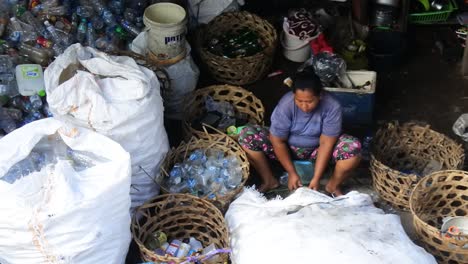 Second-Hand-Warensucher-Beim-Sortieren-Von-Plastikflaschen,-Denpasar,-Bali,-Indonesien,-04.-November-2020