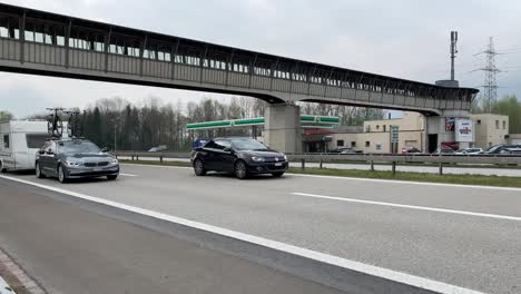 Un-Puente-Peatonal-Sobre-Una-Autopista-Muy-Rápida-En-Algún-Lugar-Del-Sur-De-Alemania-En-Una-Tarde-De-Invierno