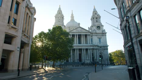 Bloqueo-En-Londres,-Calles-Completamente-Vacías-Con-Bengalas-Doradas-Cinematográficas-Frente-A-La-Hermosa-Catedral-De-San-Pablo,-Durante-La-Pandemia-De-Covid-19-2020