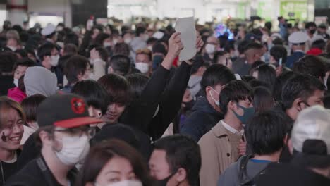 Menschenmenge-Mit-Masken-Feiert-Die-Halloween-Nacht-2020-An-Der-Shibuya-Kreuzung-Inmitten-Der-Coronavirus-Pandemie-In-Tokio,-Japan---Zeitlupe