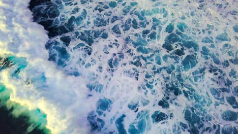 Schöne-Klare-Blaue-Wellen,-Die-Zum-Felsigen-Strand-Von-Paul-Do-Mar,-Portugal-Rollen