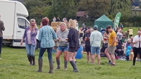 Las-Jóvenes-Bailan-Y-Beben-Cerveza-Durante-La-Fiesta-De-La-Granja-De-Rotherham