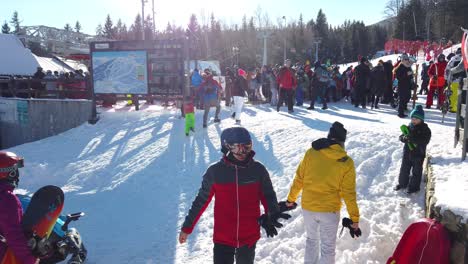 Große-Menge-Von-Skifahrern,-Die-Während-Der-Winterschulferien,-Riesengebirge,-Polen,-Am-Bergsessellift-Szrenica-Im-Szklarska-Poreba-Resort-Anstehen