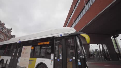 Autobús-Con-Pasajeros-Llega-A-La-Estación-De-Lovaina