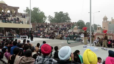 Wagah,-Indien---25.-Januar-2014:-Die-Attari-wagah-Grenzzeremonie-Zwischen-Pakistan-Und-Indien-Findet-Täglich-Statt