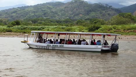 Barco-De-Pasajeros-En-El-Río-Tarcoles-En-Costa-Rica-Tomando-Fotos-Del-Hermoso-Paisaje