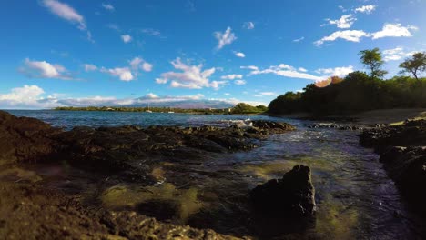 Bucht-Von-Hawaii,-Zeitraffer-Der-Brechenden-Wellen,-Teilweise-Bewölkter-Himmel-über-Mauna-Kea