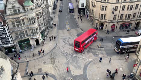 Diese-Hochwinkelansicht-Der-Kreuzung-Zwischen-Der-High-Street-Und-Dem-Cornmarket-In-Oxford-Wurde-Von-Der-Spitze-Des-Carfax-Tower-Aufgenommen