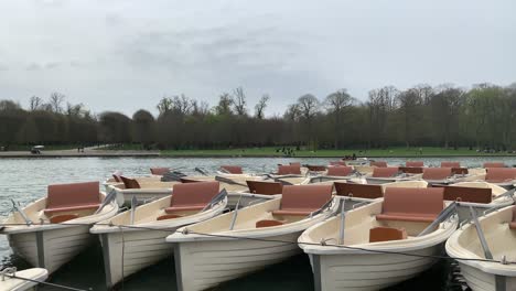 Diferentes-Vistas-De-Los-Barcos-Que-Se-Mecen-En-Las-Fuentes-De-Versalles,-Junto-Al-Palacio-De-Versalles