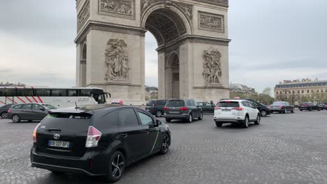 Autos-Umrunden-Den-Kreisverkehr-Des-Arc-De-Triomphe,-Eines-Der-Wichtigsten-Wahrzeichen-Von-Paris,-Frankreich