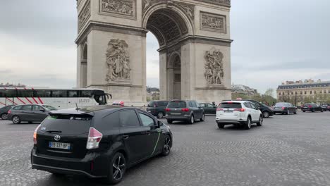 Coches-Dando-La-Vuelta-A-La-Rotonda-Del-Arco-Del-Triunfo,-Uno-De-Los-Principales-Lugares-De-Interés-De-París,-Francia