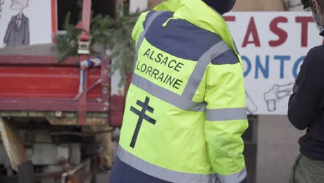 Demonstrant-Zeigt-Seine-Plakate-Vor-Beginn-Der-Demonstrationen