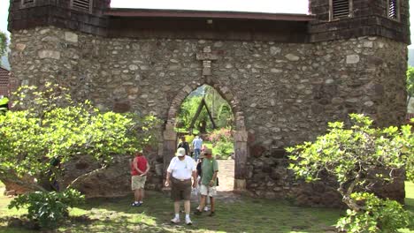 Turistas-A-La-Entrada-De-La-Catedral-De-Notre-Dame,-Taiohae,-Nuku-Hiva,-Polinesia-Francesa