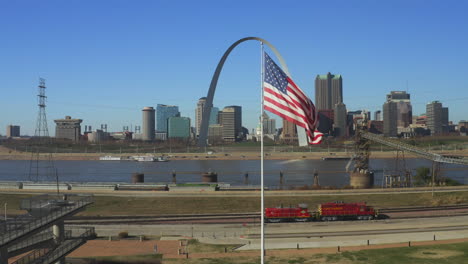St.-Louis-Arch-Antenne-Mit-Amerikanischer-Flagge