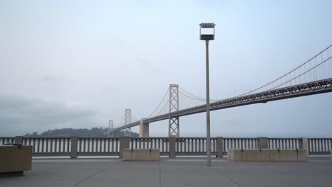 San-Francisco-Bay-Bridge-An-Einem-Bewölkten-Tag,-Kalifornien-02