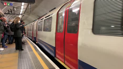 El-Metro-De-Londres-Tiene-Más-De-150-Años-Y-Es-Uno-De-Los-Sistemas-De-Tránsito-Rápido-Más-Grandes-Del-Mundo