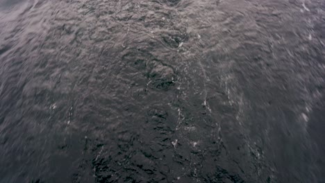 Blick-Hinunter-Auf-Eine-Dunkle,-Stimmungsvolle-Meereslandschaft-Mit-Turbulentem-Wasser-Und-Weißem-Schaum