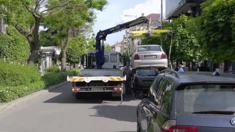 Abschleppwagen-Hebt-Und-Lädt-Auto-In-Burgas,-Bulgarien---Rückansicht,-Statische-Aufnahme