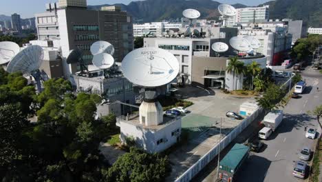 Cluster-Von-Satellitenschüsseln-Auf-Dem-Asiatisch-pazifischen-Telekommunikationsgebäude-In-Hongkong,-Luftbild