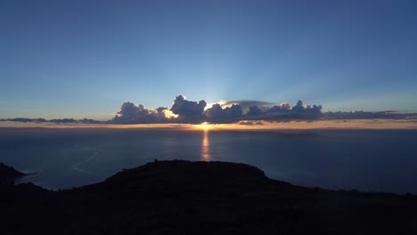 El-Cielo-Como-El-Sol-De-La-Mañana-Brilla-A-Través-De-Nubes-épicas-Sobre-El-Océano-Durante-El-Amanecer-En-El-Lago-Titicaca,-Perú