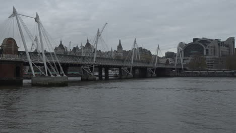 El-Puente-Del-Hambre-Y-Los-Puentes-Del-Jubileo-De-Oro-Sobre-El-Río-Támesis-En-El-Día-Abatido