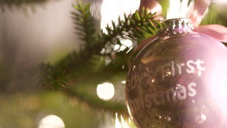 Rack-Fokus-Auf-Weihnachtskugel-Ball-Mit-Dem-Ersten-Weihnachten-Des-Textbabys,-Glückliches-Familienweihnachtsthema