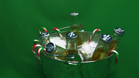 1-O-2-Cubos-De-Hielo-Giratorios-Con-Pantalla-Verde-Llenos-De-Un-Paquete-De-6-Cervezas-Embotelladas-Con-Tapa-De-Vidrio-Corona-Extra-Coronita-Para-Calmar-La-Sed-Con-Bastones-De-Caramelo-Colgantes-Festivos-Listos-Para-La-Diversión-Navideña