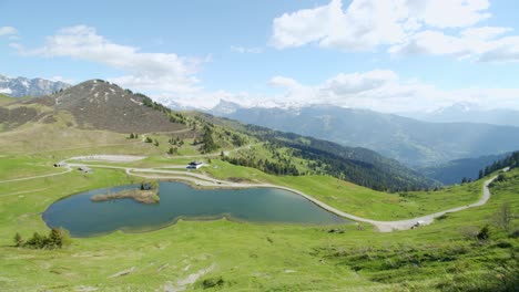 Ein-Alpensee,-Der-An-Einem-Sonnigen-Tag-Von-Oben-Betrachtet-Wird