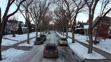 1-2-Edmontons-Luxus-Glenora-Wohnviertel,-Wo-Covid19-Bewohner-Während-Der-Hauptverkehrszeit-Ruhig-Sind-Und-Nur-Lieferfahrzeuge-Während-Eines-Wintersonnenuntergangs-Schneebedeckte-Straßen-Ein--Und-Ausfahren