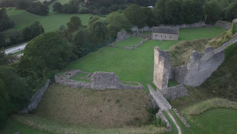 Disparo-De-Un-Dron-Junto-Al-Castillo-De-Pickering,-Que-Muestra-La-Mota-Y-El-Patio,-Las-Torres-Y-Murallas-En-Ruinas-Y-La-Antigua-Capilla