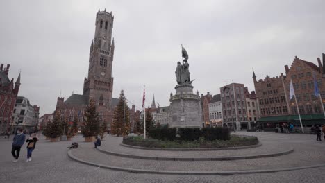 Campanario-En-La-Plaza-Del-Mercado-Con-La-Estatua-De-Jan-Breydel-Y-Pieter-De-Coninck-Durante-La-Navidad-En-Brujas,-Bélgica,-Gran-Angular-Estático