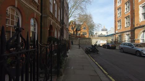 Pov-Caminando-Por-La-Calle-Little-College-En-Westminster