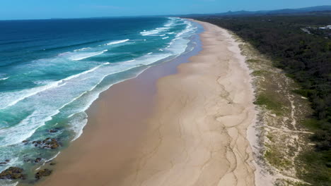 Breite-Drohnenaufnahme-Der-Wunderschönen-Sandküste-Am-Strand-Von-Cabarita,-Australien