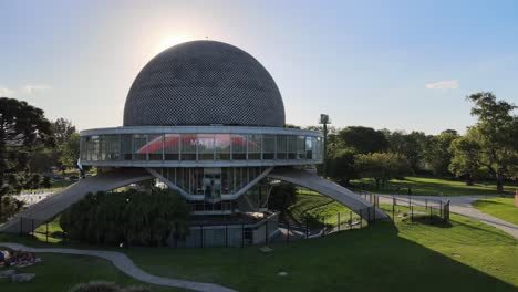 Muñeca-Aérea-En-El-Planetario-Galileo-Galilei-Y-Gente-Descansando-En-Los-Bosques-De-Palermo-Durante-El-Día,-Buenos-Aires