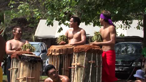 Nuku-Hiva-Músicos-Locales-Tocando-Tambores-Tradicionales-En-El-Espacio-Público