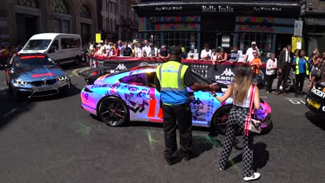 Colorido-Coche-Porsche-De-Neón-Que-Se-Presenta-En-El-Evento-Gumball-3000-En-Londres