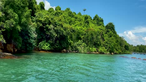 Malerische-Naturansicht-Der-Feuchtgebiete-Von-Chek-Jawa-Von-Der-Küstenpromenade-In-Pulau-Ubin,-Singapur-An-Einem-Sonnigen-Tag