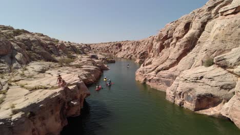 Coloridos-Kayaks-Remando-En-El-Hermoso-Y-Pequeño-Cañón-Del-Río-Colorado