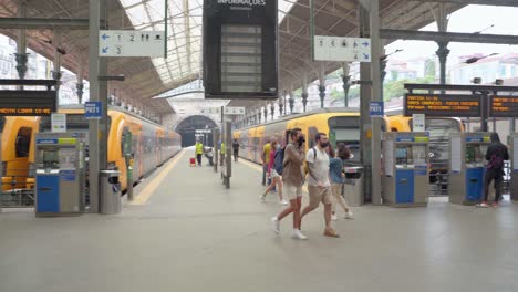 Viajeros-Que-Usan-Máscaras-Faciales-En-La-Estación-De-Tren-De-Oporto-Durante-La-Pandemia-De-Covid-19